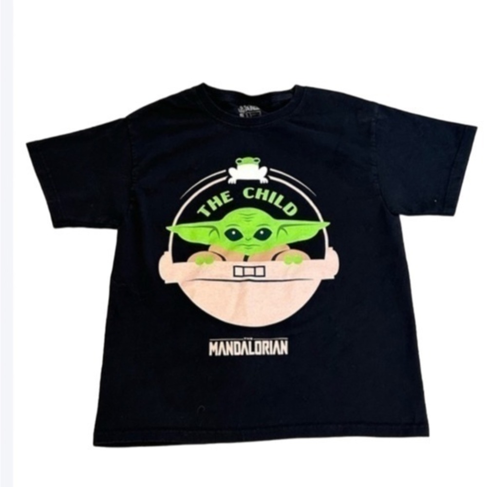 STAR WARS The Mandalorian THE CHILD boys short sleeve tshirt top. EEUC.